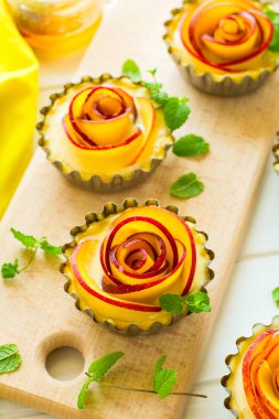 Beyaz ahşap zemin üzerinde Erik Güllü tartlets