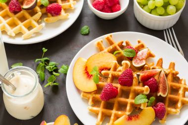 Şeftali, ahududu, incir ve bal ile ev yapımı Belçika waffle 