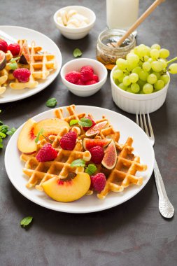 Şeftali, ahududu, incir ve bal ile ev yapımı Belçika waffle 