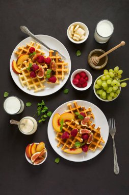 Şeftali, ahududu, incir ve bal ile ev yapımı Belçika waffle 