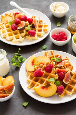 Şeftali, ahududu, incir ve bal ile ev yapımı Belçika waffle 