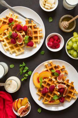 Şeftali, ahududu, incir ve bal ile ev yapımı Belçika waffle 