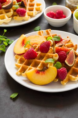 Şeftali, ahududu, incir ve bal ile ev yapımı Belçika waffle 