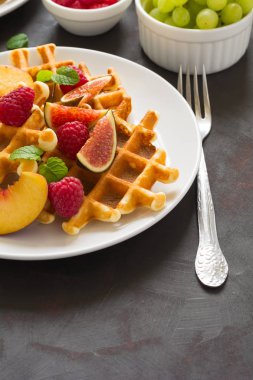Şeftali, ahududu, incir ve bal ile ev yapımı Belçika waffle 