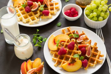 Şeftali, ahududu, incir ve bal ile ev yapımı Belçika waffle 