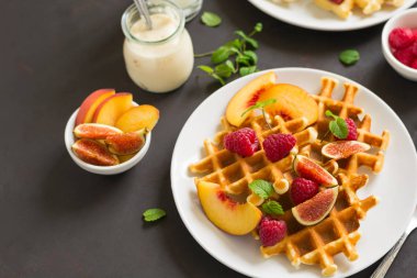 Şeftali, ahududu, incir ve bal ile ev yapımı Belçika waffle 