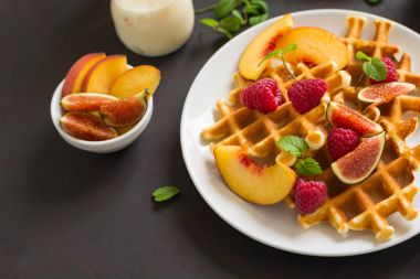 Şeftali, ahududu, incir ve bal ile ev yapımı Belçika waffle 