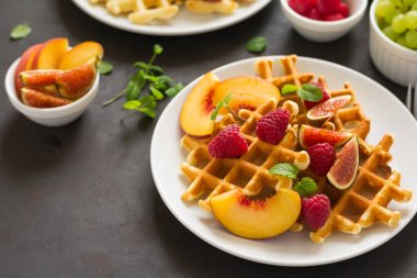 Şeftali, ahududu, incir ve bal ile ev yapımı Belçika waffle 