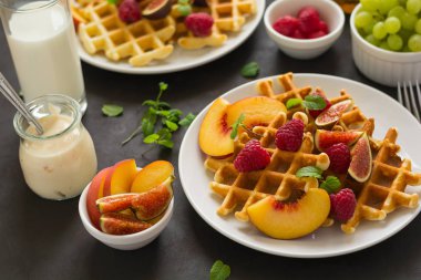 Şeftali, ahududu, incir ve bal ile ev yapımı Belçika waffle 