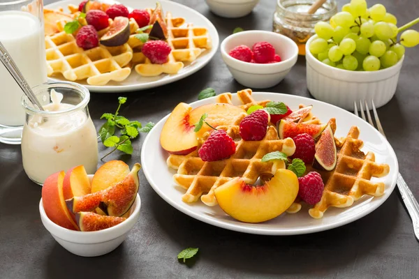 Şeftali, ahududu, incir ve bal ile ev yapımı Belçika waffle 