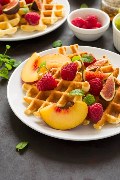 Şeftali, ahududu, incir ve bal ile ev yapımı Belçika waffle 