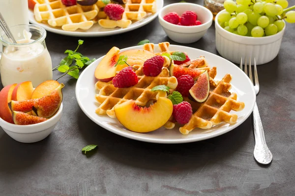 Şeftali, ahududu, incir ve bal ile ev yapımı Belçika waffle 