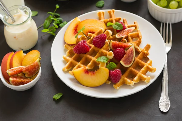 Şeftali, ahududu, incir ve bal ile ev yapımı Belçika waffle 