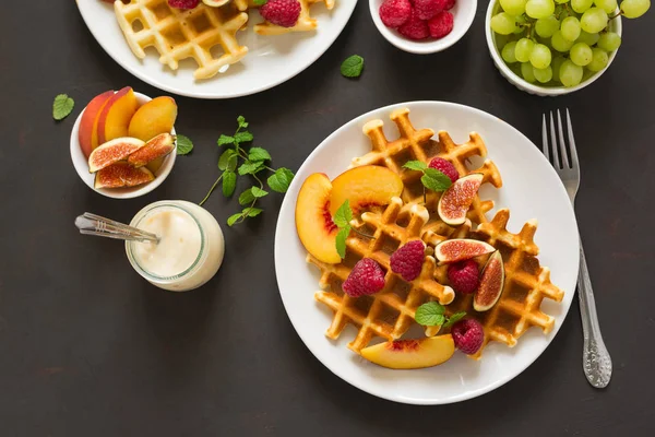 Hausgemachte belgische Waffeln mit Pfirsich, Himbeere, Feige und Honig — Stockfoto