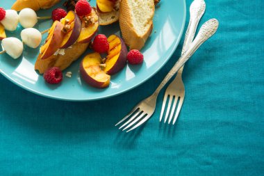 Ricotta peyniri, Mozarella, ahududu, bal ve ızgara şeftali ile sandviç 