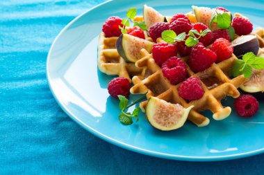 Sağlıklı Kahvaltı: ahududu, bal ve incir ile Belçika waffle dekore edilmiş nane yaprakları 