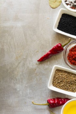 Bezelye, tuz, yağ, pul biber, Kimyon tohumu ve defne yaprağı gri vintage metal mutfak arka plan üzerinde kırmızı sıcak biber biber bakla