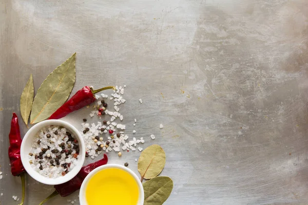 Bezelye, tuz, yağ ve defne yaprağı gri vintage metal mutfak arka plan üzerinde kırmızı sıcak biber biber bakla