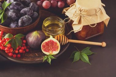 Hasat kümesi: Erik, üzüm, incir, kartopu berry, ceviz, bal ve reçel gözlük 