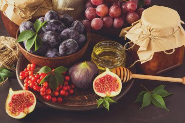 Hasat kümesi: Erik, üzüm, incir, kartopu berry, ceviz, bal ve reçel gözlük 