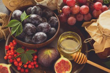 Hasat kümesi: Erik, üzüm, incir, kartopu berry, ceviz, bal ve reçel gözlük 