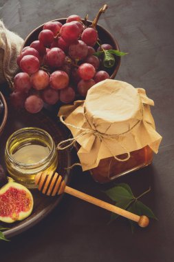 Hasat kümesi: Erik, üzüm, incir, kartopu berry, ceviz, bal ve reçel gözlük 