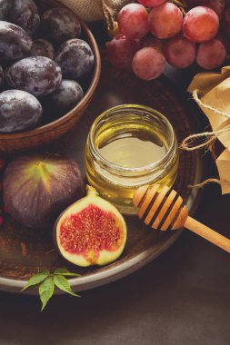 Hasat kümesi: Erik, üzüm, incir, kartopu berry, ceviz, bal ve reçel gözlük 