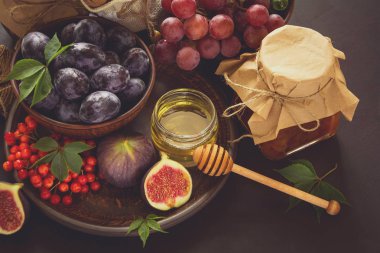 Hasat kümesi: Erik, üzüm, incir, kartopu berry, ceviz, bal ve reçel gözlük 