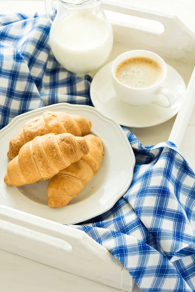 Traditionell frukost med färska croissanter, mjölk och espresso på vit trä salver — Stockfoto