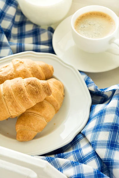 Café da manhã tradicional com croissants frescos, leite e café expresso em salver de madeira branca — Fotografia de Stock