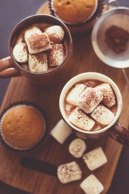 Bardak sıcak çikolata hatmi ve kekler ile 