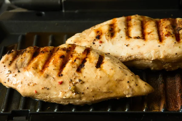 Bir ızgara tavuk göğsü. Seçici odak