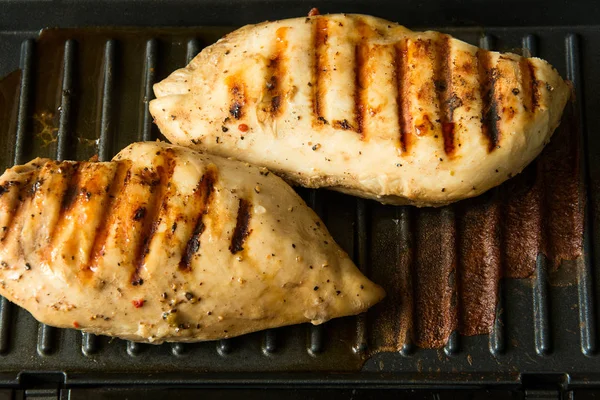 Seios de frango em uma grelha. Foco seletivo — Fotografia de Stock