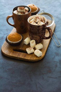 Bardak sıcak çikolata hatmi ve kekler ile 