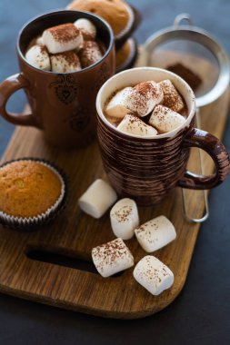 Bardak sıcak çikolata hatmi ve kekler ile 