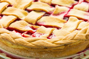 Ev yapımı taze pasta üzerinde turkuaz masa örtüsü çilek ile. Seçici odak