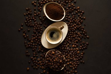 Espresso, fasulye ve çekilmiş kahve kahverengi ahşap zemin üzerinde. Üstten Görünüm. Kopya için alan