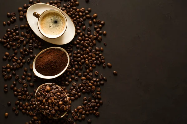 Espresso, fasulye ve çekilmiş kahve kahverengi ahşap zemin üzerinde. Üstten Görünüm. Kopya için alan