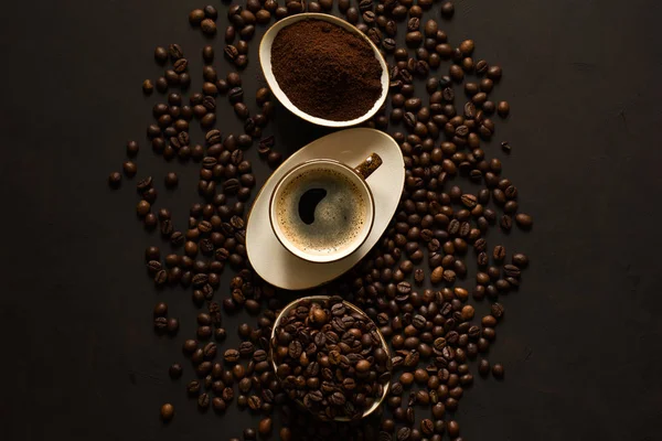 Espresso, frijoles y café molido sobre fondo de madera marrón. Vista superior. Espacio para copia — Foto de Stock