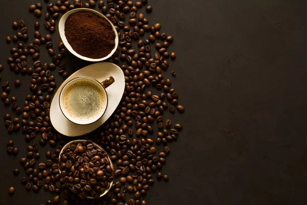 Espresso, frijoles y café molido sobre fondo de madera marrón. Vista superior. Espacio para copia — Foto de Stock