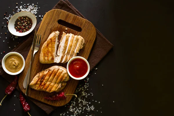 Izgara tavuk göğsü ile baharat ahşap masa üzerinde. Üstten Görünüm. Kopya için alan. Tonlu görüntü