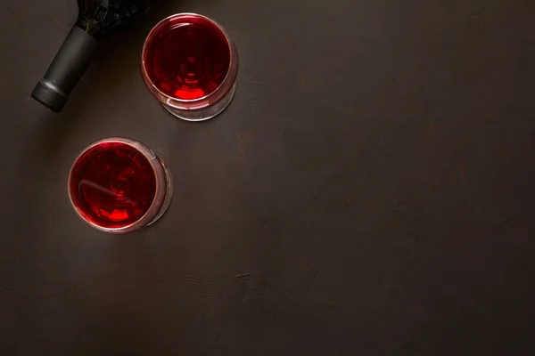 Deux verres à vin avec vin rouge et bouteille de mensonge — Photo