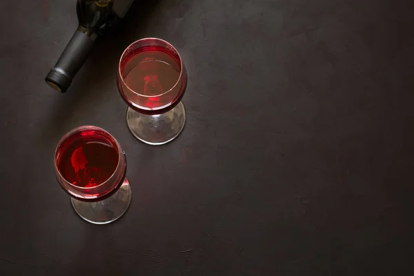 赤ワインと茶色の木製の d で横になっている瓶 2 つ使い捨てからす — ストック写真