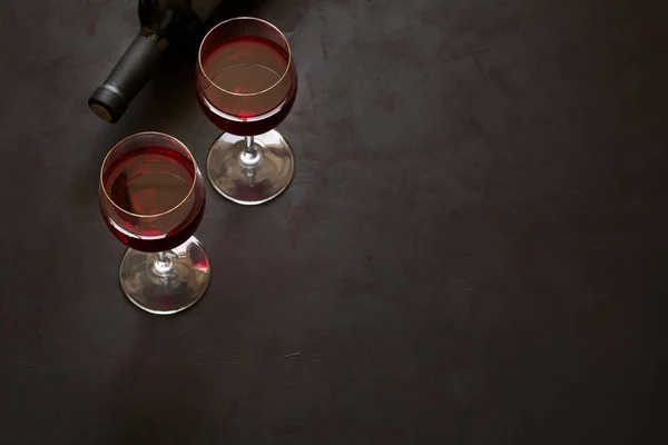 Zwei Weingläser mit Rotwein und liegender Flasche — Stockfoto