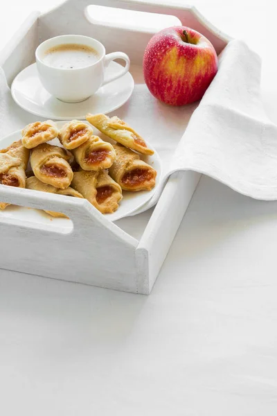 Время кофе со сливочным печеньем (Kolacky) с яблочным джемом на белой скатерти — стоковое фото