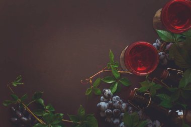 Natürmort kadehlerin, şişe, üzüm ve yaprakları ile