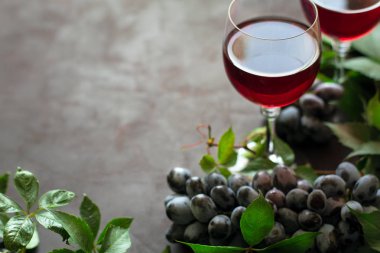 Natürmort kadehlerin, şişe, üzüm ve yaprakları ile