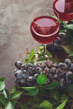 Natürmort kadehlerin, şişe, üzüm ve yaprakları ile