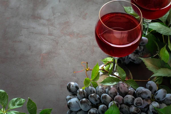 Martwa natura z kieliszki, butelki, winogron i liści — Zdjęcie stockowe