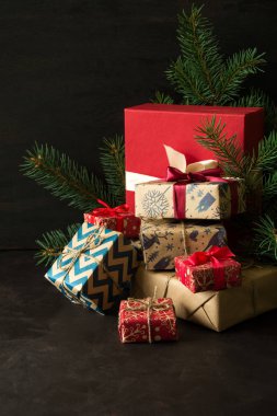 Noel hediye kutuları koyu ahşap masa.